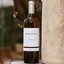 Botella de Le Domaine de Abadía Retuerta, un vino blanco de Sauvignon Blanc y Verdejo, fresco, untuoso y muy aromático, con notas de fruta fresca, cítricos y toques florales y cremosos.