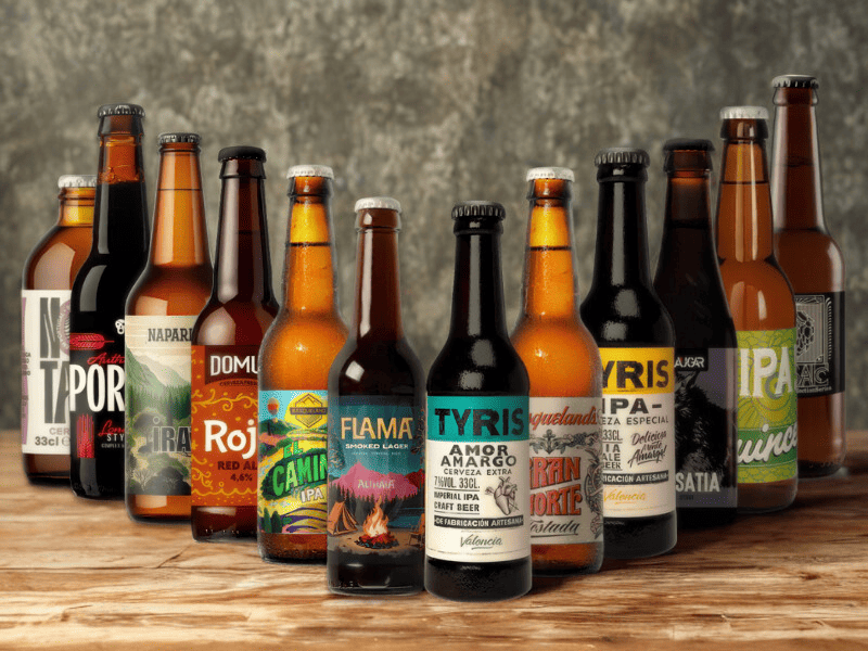 Un pack de 12 cervezas artesanas de 33 cl con estilos variados, sabores lupulados, tostados y intensos, para una degustación de alto nivel, ideal para compartir