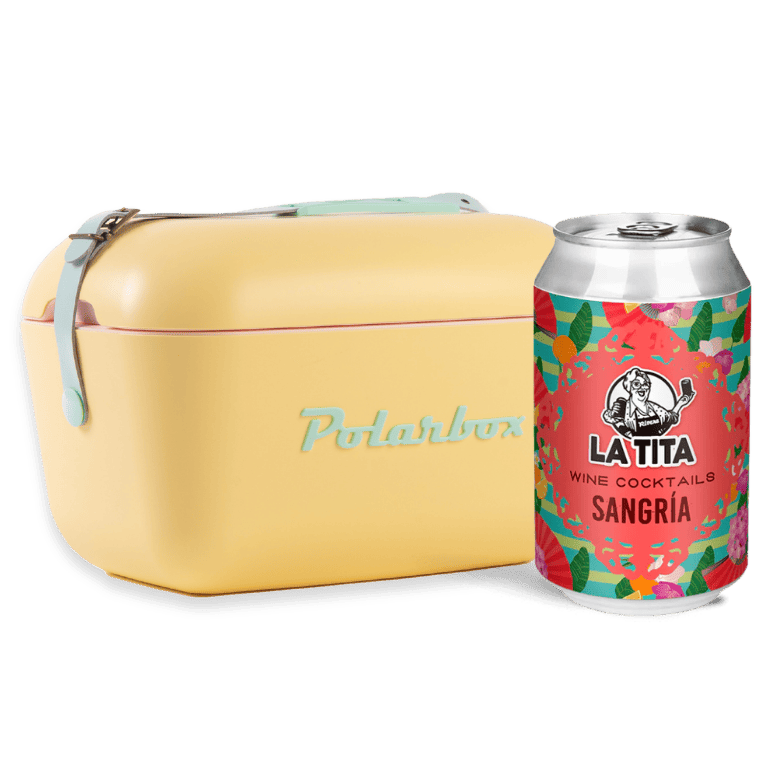 Pack exclusivo de verano que incluye una nevera Polarbox amarilla de 20 litros y 24 latas de sangría La Tita Rivera, ideal para disfrutar en la playa o piscina.