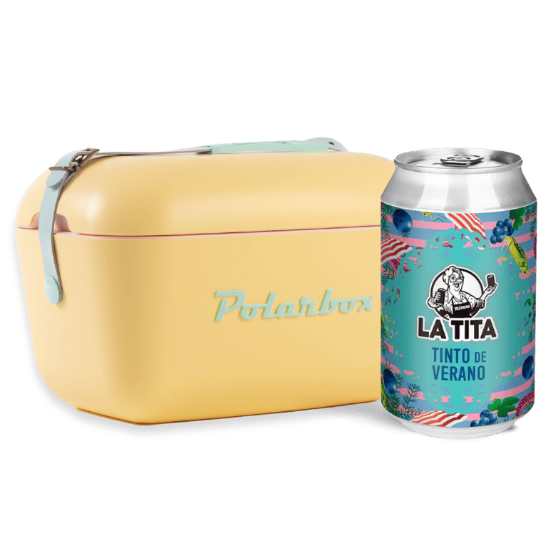 Pack que incluye una nevera Polarbox amarilla de 20 litros y lata de tinto de verano La Tita Rivera, perfecto para disfrutar del sol con estilo y frescura.