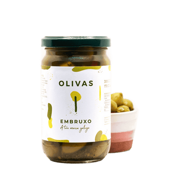 Un plato y tarro de olivas naturales Embruxo de 200 g, aceitunas verdes gallegas artesanales conservadas en agua y sal, ofreciendo un aperitivo saludable, nutritivo y perfecto para acompañar tu vermut.