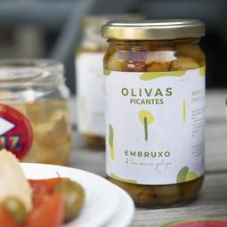 Un tarro con olivas picantes Embruxo, el picoteo gallego perfecto que combina la tradición olivera recuperada con un aderezo especiado de gran calidad nutricional.