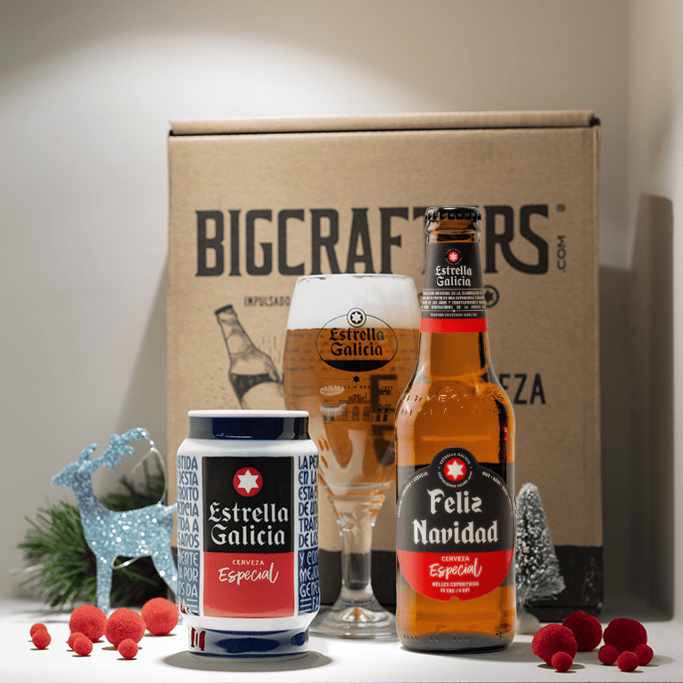 Un pack Feliz Navidad y lata de Sargadelos, un producto que combina arte y cerveza gallega en edición especial, ideal como regalo para Navidad para sorprender a amigos, familiares y seres queridos