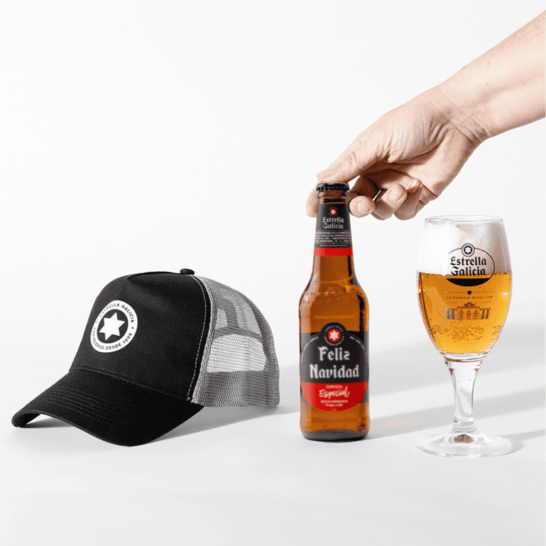 Un Pack Feliz Navidad con la gorra de Estrella Galicia que combina estilo, comodidad con pasión cervecera. Incluye una copa atlántica y una botella de cerveza edición especial de Navidad, es un regalo perfecto para sorprender a amigos y familiares