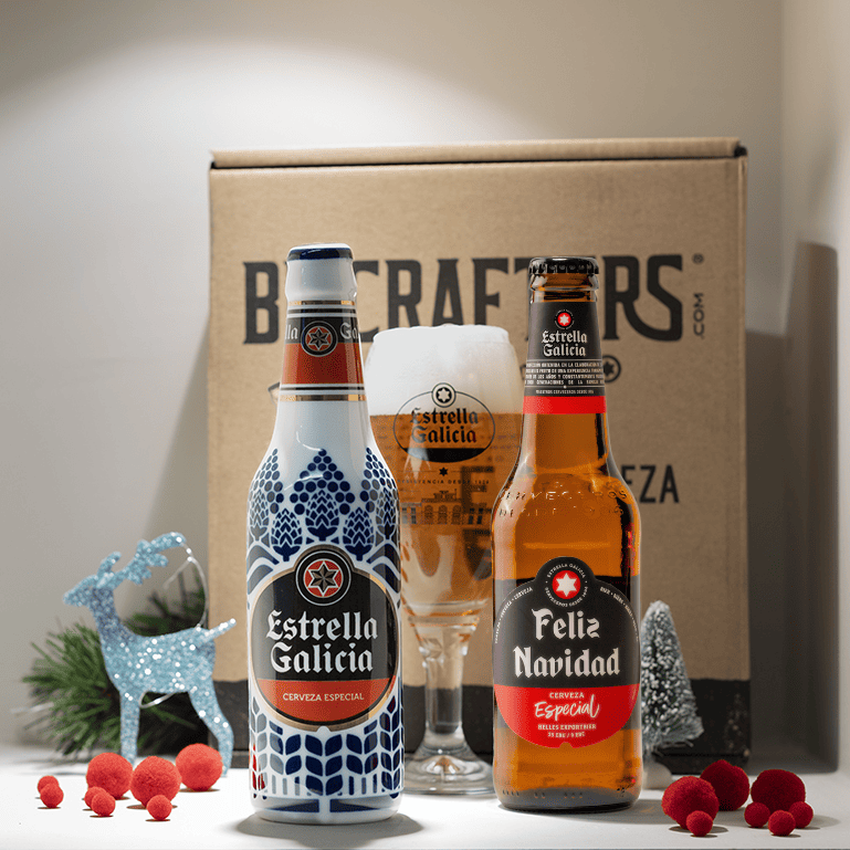 Un pack Feliz Navidad y botella de Sargadelos, un producto que combina arte y cerveza gallega en edición especial, ideal como regalo para Navidad para sorprender a amigos, familiares y seres queridos