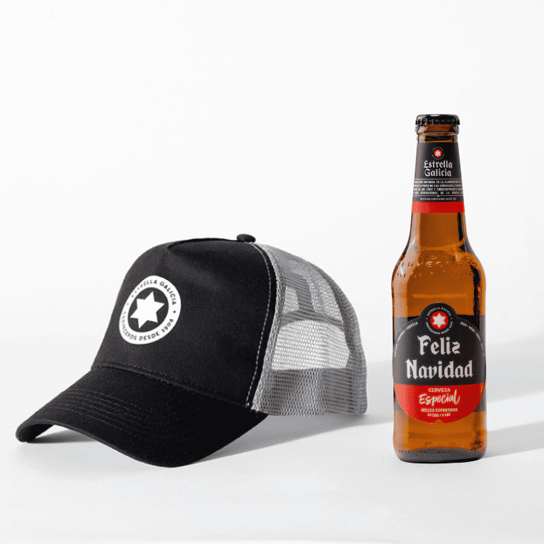 Una gorra de Estrella Galicia con rejilla y una botella de cerveza Estrella Galicia edición Feliz Navidad, un pack que combina estilo, comodidad con pasión cervecera. Una edición limitada que es un regalo perfecto para sorprender a amigos y familiares