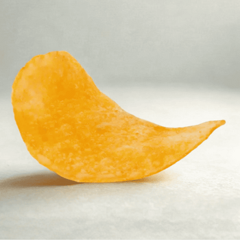 Una patata frita de Fritas Guays que destaca como un snack premium de cosecha propia, donde cada una es seleccionada y almacenada bajo controles de calidad óptimos