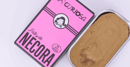una caja y lata de Paté de nécora de La Curiosa, un producto lujoso y sin gluten, elaborado artesanalmente con nécora de las Rías Gallegas para un sabor auténtico y puro