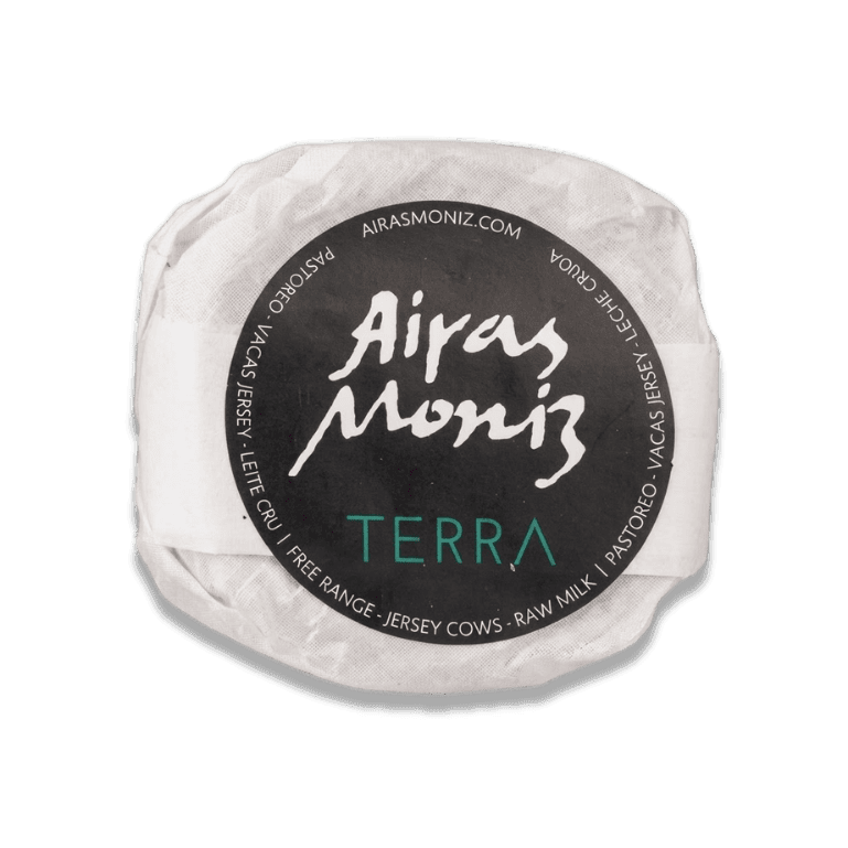 Una cuña de queso de vaca Terra de Airas Moniz hecho siguiendo años de tradición y con una alta calidad premium.