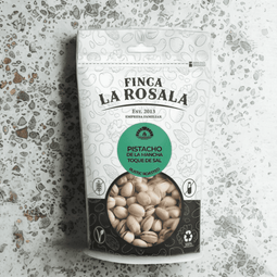 una bolsa de Pistachos jumbo de la Mancha 150 g, cultivados biodinámicamente en Finca La Rosala y tostados a mano con sal y pimentón de la Vera, ofrecen un snack crujiente, sabroso y sostenible
