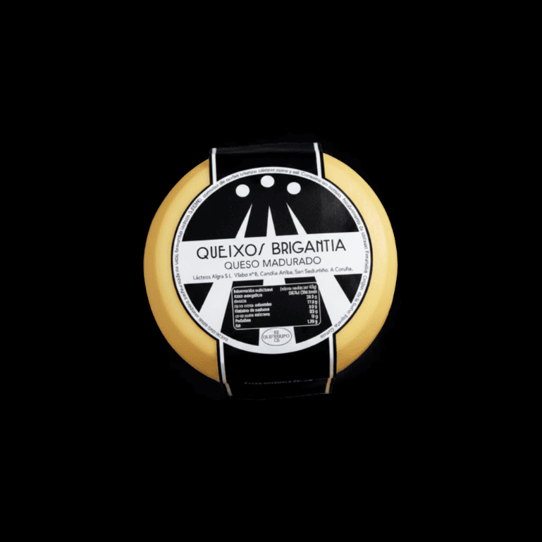 El queso madurado de Queixos Brigantia presenta una corteza perlada y un interior cremoso con sabor delicioso que se intensifica con la maduración, perfecto para acompañar vinos tintos robustos o para servir en una tabla con frutos secos, miel y pan crujiente
