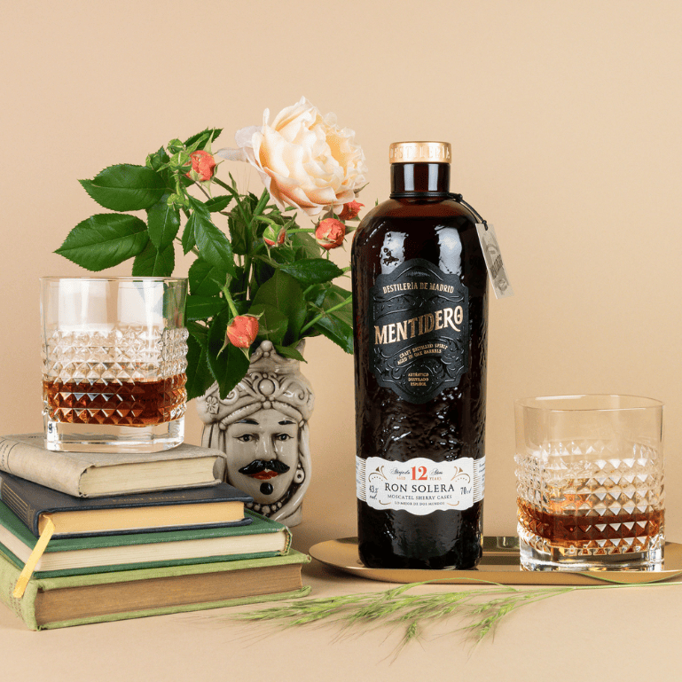 Ron Mentidero Solera caja regalo 12 años con 2 vasos de Destilería de Madrid