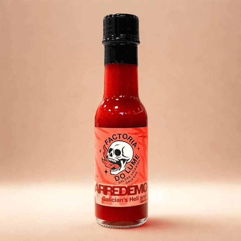 botella de 100 ml de Salsa Arredemo de A Factoría do Lume, con una mezcla de chiles fermentados que esconde pimientos fantasma con un picante potente que se revela gradualmente en el paladar.