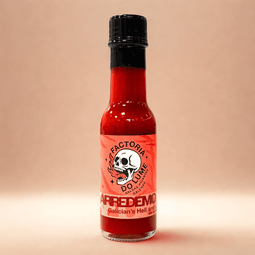 botella de 100 ml de Salsa Arredemo de A Factoría do Lume, con una mezcla de chiles fermentados que esconde pimientos fantasma con un picante potente que se revela gradualmente en el paladar.