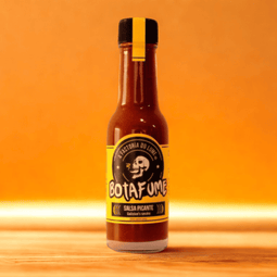 Una botella de salsa Botafume de Factoría do Lume mezcla ahumada de chiles chipotle, madera de haya y especias que lleva tus platos a las calles de México con un toque picante suave