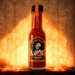 una botella de Salsa Lume de Factoría do Lume, fermentada artesanalmente con chiles jalapeños, ajo asado y vinagre, ofreciendo un picante suave y equilibrado en 100 ml