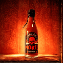 una botella de Salsa Morte de Factoría do Lume de 50 ml, fermentada con jalapeños rojos y ajo, ofrece un picante intenso que deja una sensación de calor inolvidable