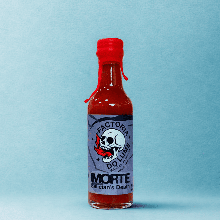 Botella de Salsa Morte de A Factoría do Lume, un concentrado de chiles fermentados y ajo asado diseñado para quienes buscan un calor extremo con un sabor inconfundible.
