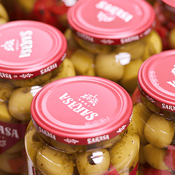 Varios tarros de de aceitunas Sarasa, una conocida marca española, que destaca por su alta calidad y variedad en la elaboración de aceitunas y encurtidos con aliños tradicionales e innovadores.
