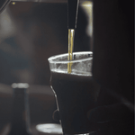 servir una cerveza Tyris en un vaso desde un tirador de cerveza