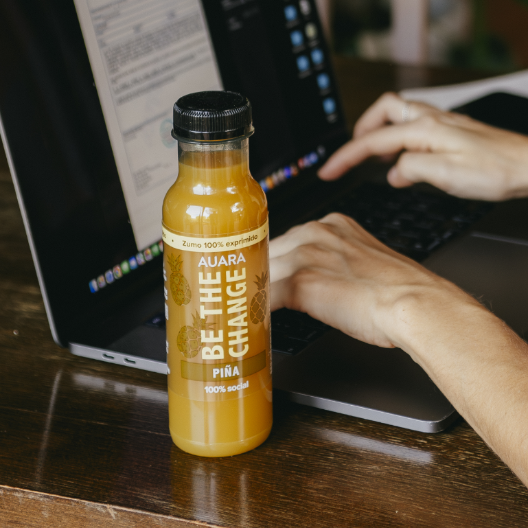 Zumo de piña de Auara, 12 botellas de 33 cl