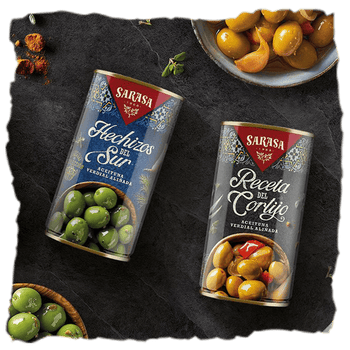 Dos latas de de aceitunas Sarasa, una emblemática marca española, reconocida por su alta calidad y variedad en la elaboración de aceitunas y encurtidos con aliños tradicionales e innovadores.