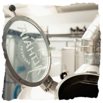 Fábrica de Cervezas la marca de cerveza artesanal de Altea, Alicante, que destaca por elaborar cervezas mediterráneas con alta calidad y un proceso artesanal.
