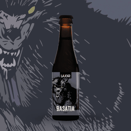 Una botella de cerveza Laugar Basatia, una Imperial Stout de 33 cl y 8% de alcohol, que ofrece una experiencia cervecera robusta con intensas notas de chocolate negro y café tostado.