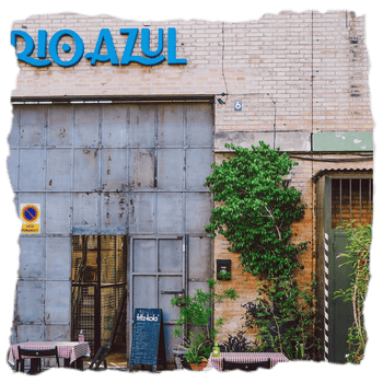Entrada de Río Azul una marca cervecera artesanal independiente de referencia en el sur de España, reconocida por fusionar la tradición europea y la vanguardia estadounidense en cervezas honestas, equilibradas y de perfil intensamente lupulado.