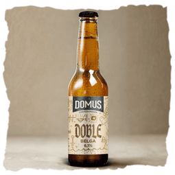 Una botella de 33 cl de Domus Doble Belga que destaca por su color ámbar rojizo y una textura cremosa que despliega aromas florales y un agradable retrogusto dulce a cereza.