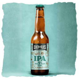 Una botella de 33 cl de Domus IPA, que representa la esencia de la primera India Pale Ale de España mediante un cuerpo ligero cargado de aromas a frutas tropicales y cítricos.