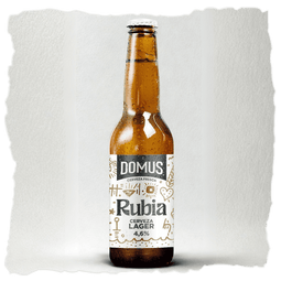botella de 33 cl de Domus Rubia, una lager de estilo alemán sumamente fresca y limpia que destaca por su equilibrio técnico y sus sutiles notas de hierbas frescas.