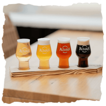 Varios vasos de cervezas Althaia con su logo, diferentes estilos cerveceros hechos con recetas mediterráneas equilibradas, éticas y de alta calidad, muy ligadas a la cultura del mar.