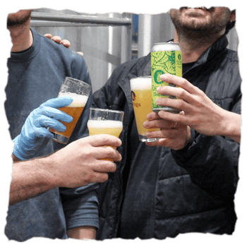 Personas brindan en la fábrica de cerveza Espiga, tras elaborar cervezas naturales, creativas y de gran calidad, con un fuerte protagonismo de los lúpulos frescos.
