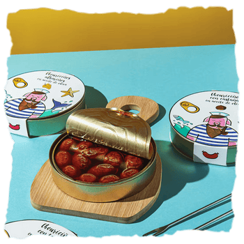 Latas de choricitos marca A Casa Da Avoa, una presentación práctica y deliciosa para compartir en cualquier lugar.