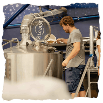 Jorge, uno de los fundadores de Althaia una marca artesanal de Altea, Alicante, en el proceso de elaborar cervezas mediterráneas equilibradas, éticas y de alta calidad, muy ligadas a la cultura del mar.
