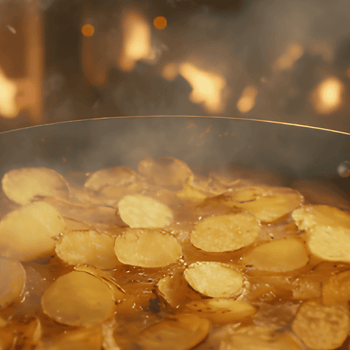 Fritura de las patatas Fritas Guays que garantiza una textura extra crujiente y un dorado perfecto, huyendo de los procesos industriales para ofrecer calidad casera.