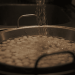 lavado del fruto seco a mano, con cuidado, para dejarlo listo.