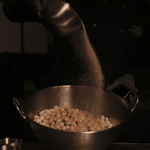 Agregar los ingredientes naturales y las especias exclusivas que dan carácter a cada variedad de fruto seco