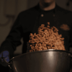 componentes se mezclan meticulosamente para que cada fruto seco quede impregnado de forma equilibrada