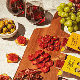 Una tabla de embutidos A Casa Da Avoa hechos con ingredientes de máxima calidad y procesos sostenibles que combinan con vinos, vermuts y aceitunas.