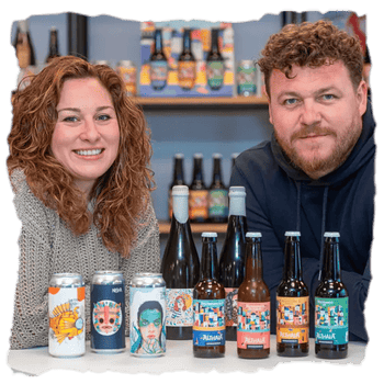 Jorge y Mayte, los fundadores de Cervezas Althaia una marca artesanal de Altea, Alicante, que destaca por elaborar cervezas mediterráneas equilibradas, éticas y de alta calidad, muy ligadas a la cultura marina.