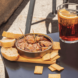 Una tabla con pan, galletas y conserva de Casa de Avoa, productos artesanales que conectan generaciones a través del buen comer.