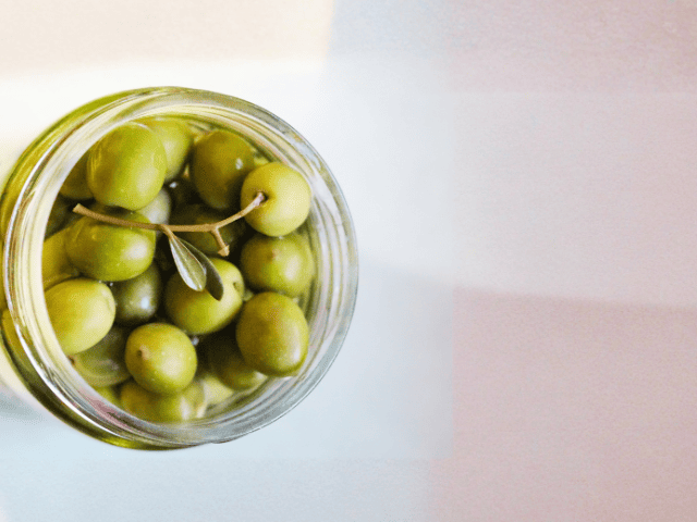 Tarro de Olivas picantes Embruxo, el aperitivo mediterráneo perfecto que combina la aceituna tradicional con un toque sutil de especias para dar sabor.