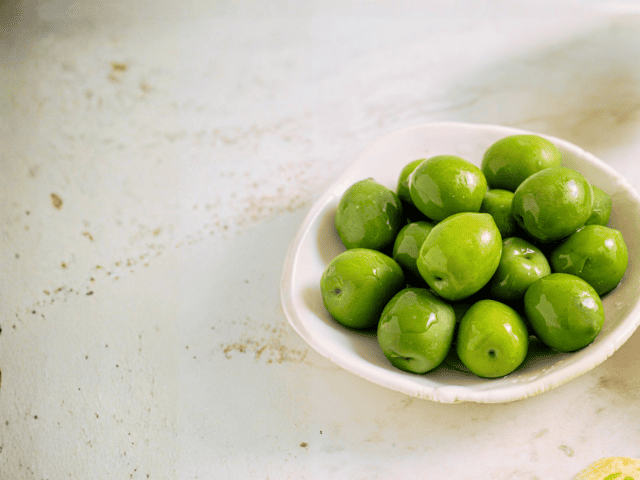 Olivas naturales Embruxo, verdes, gallegas y cargadas de antioxidantes, fibra y vitaminas esenciales que cuidan tu salud en cada bocado.