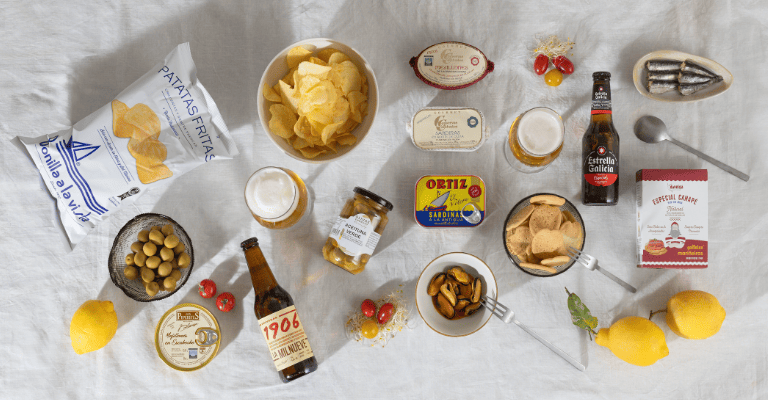 Productos de packs combinados de Bigcrafters con  selecciones exclusivas que agrupan cervezas de Estrella Galicia y 1906, con productos gastronómicos premium como conservas, patatas, olivas, galletas, aperitivos y snacks.