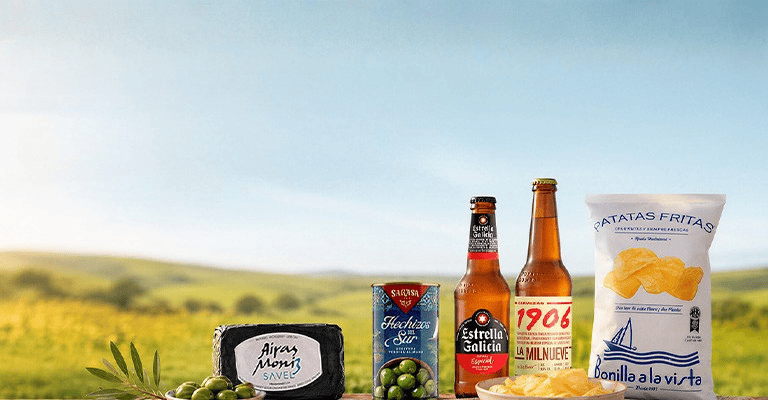Varios productos de Bigcrafters ideales para regalar, una combinación de cervezas 1906 y Estrella Galicia con quesos Airas Moniz, patatas fritas y aceitunas.