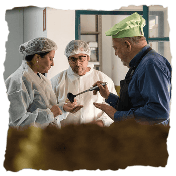 Productores de Finca La Rosala en la fábrica mientras preparan productos