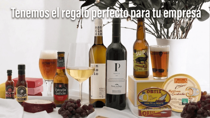 Un pack de productos gourmet sobre un mantel blanco con cervezas, vinos, conservas, salsas y más para disfrutar de un maridaje completo, perfectos para regalar en empresas.