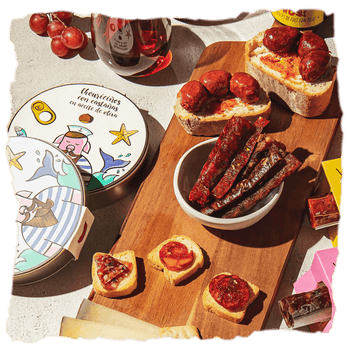 Tabla de embutivos y aperitivos con productos de A Casa Da Avoa, conservas cárnicas hechas mediante técnicas ancestrales y un diseño moderno.